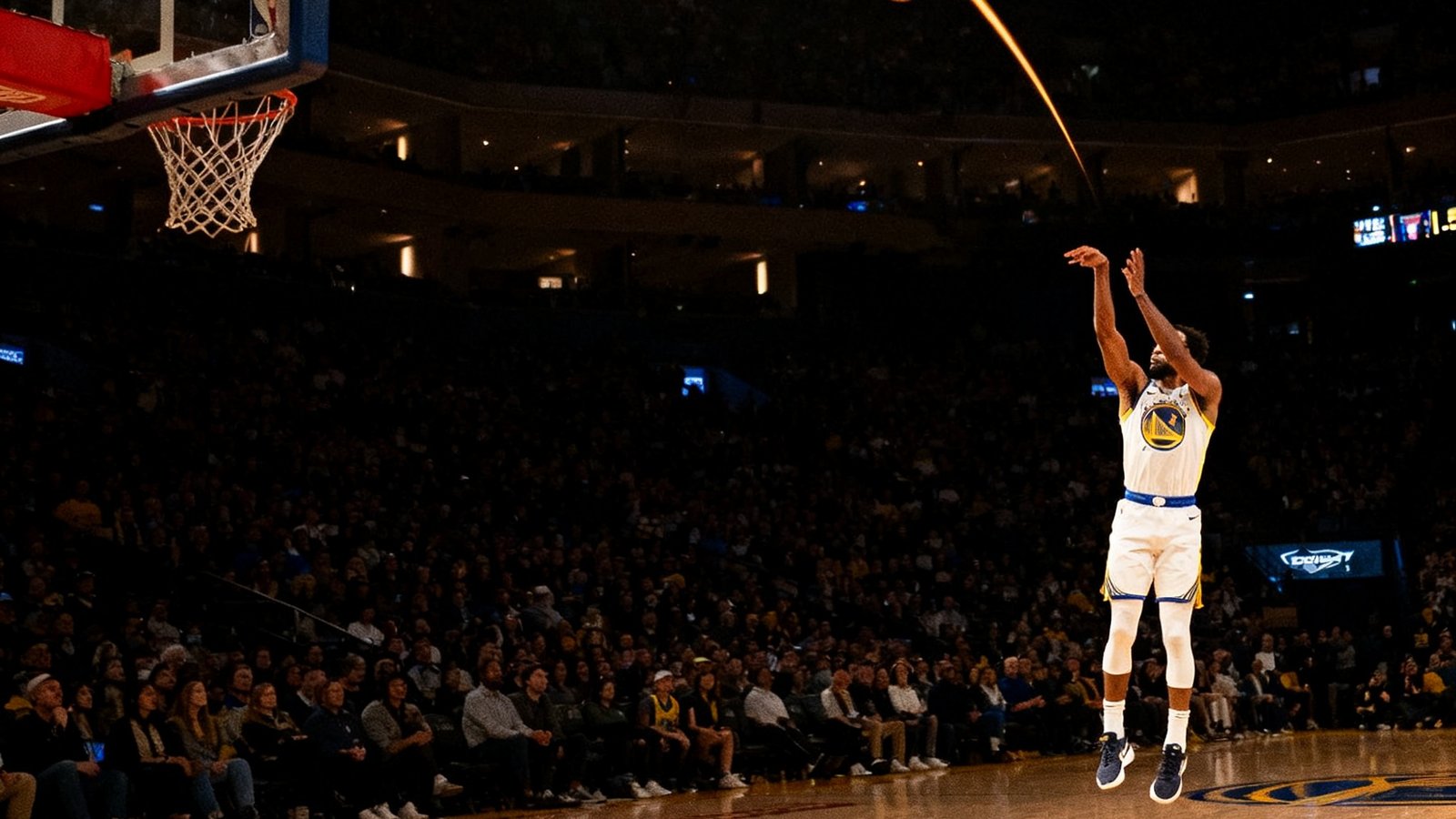 NBA季后赛最后0.5秒，球星在三分线外起跳投篮，全场观众屏息凝神注视篮球划出弧线的定格画面